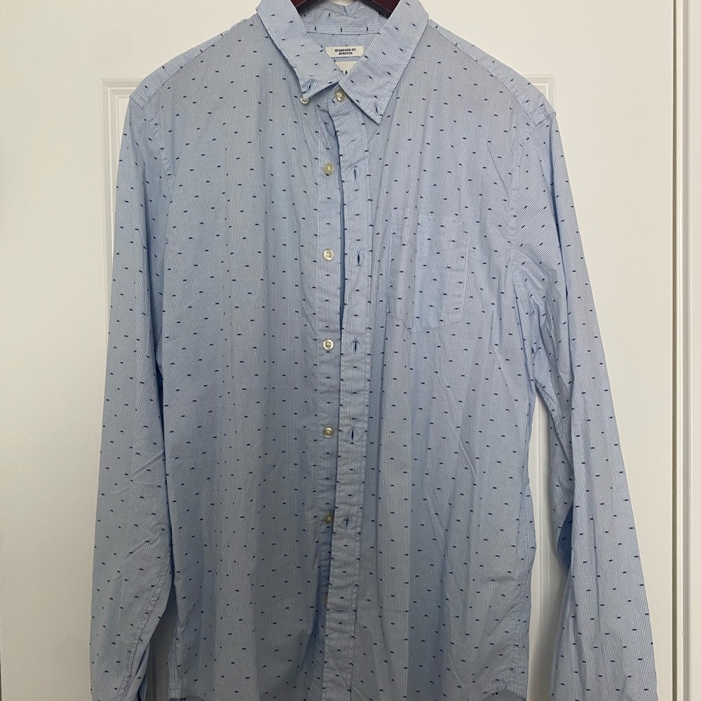 Gap standard stretch light blue and white, long sleeve buttoned shirt